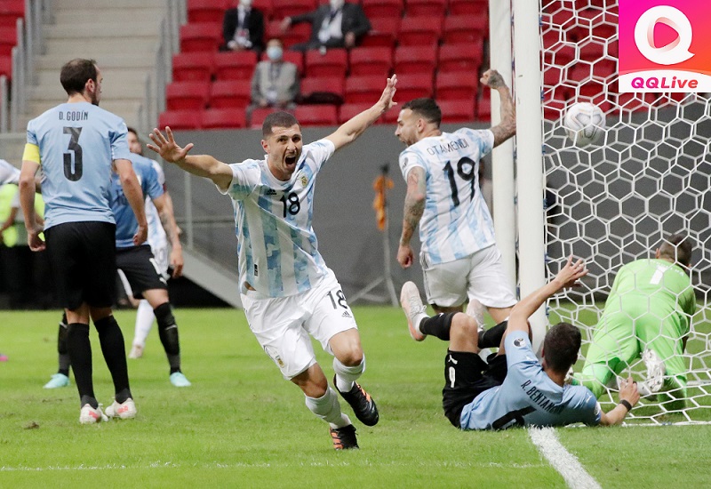 cầu thủ đá bóng