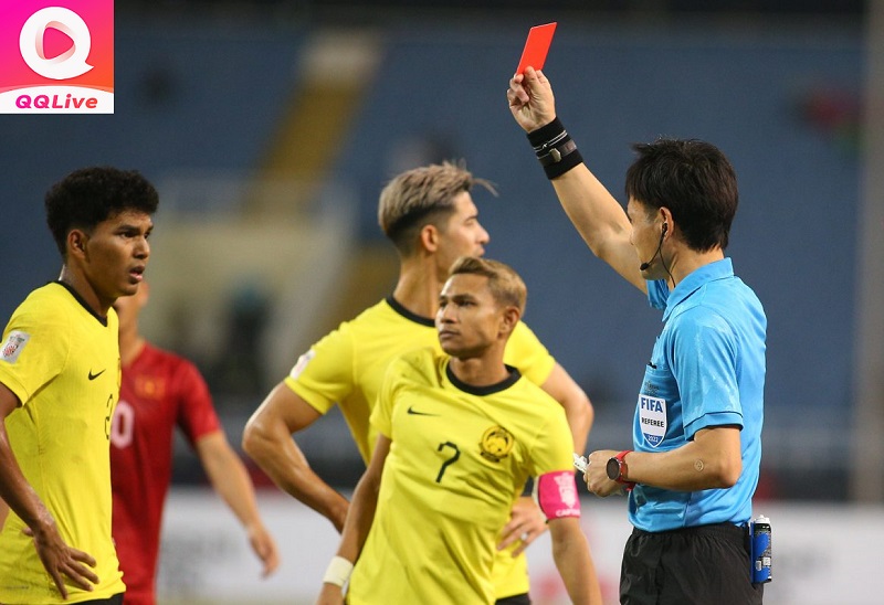 trọng tài ra thẻ đỏ